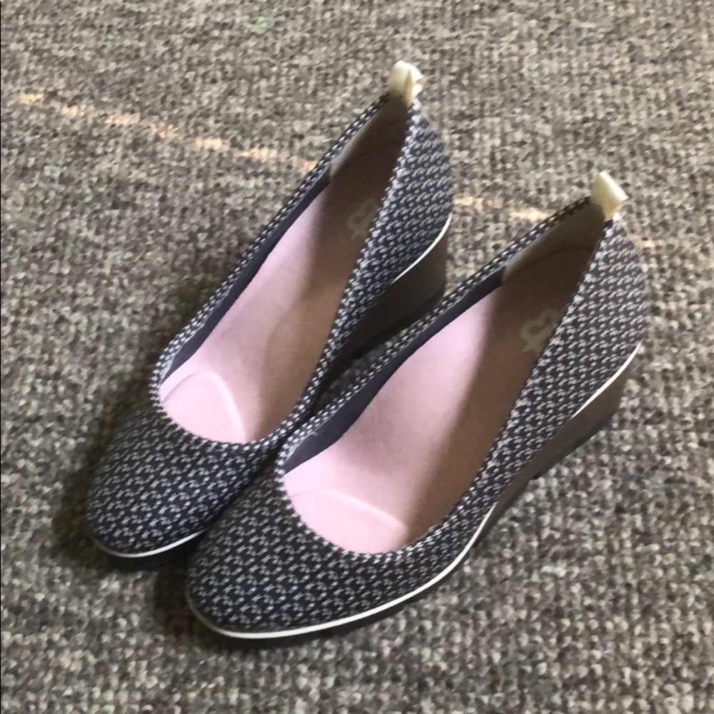 NWOT Betabrand All Weather Wedge Size 5